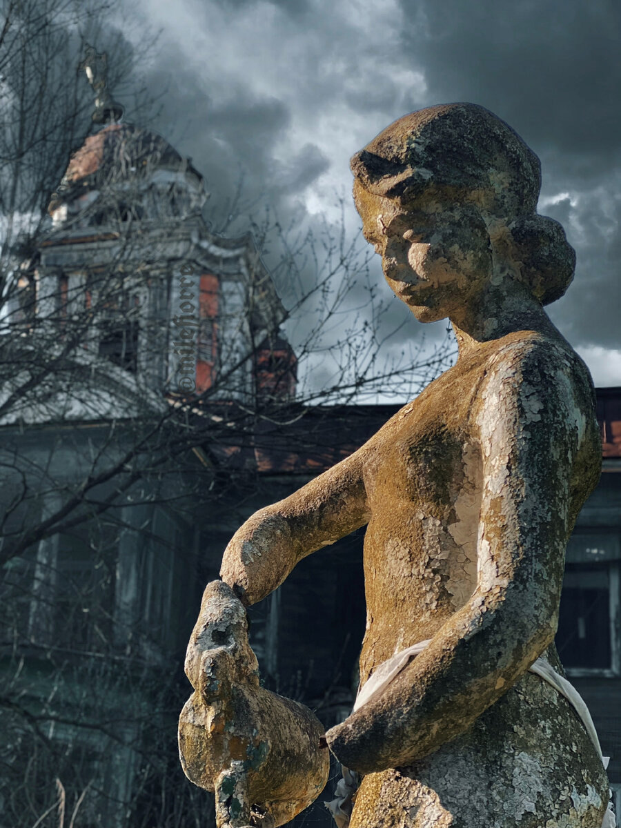 Девочка с лейкой - скульптура в усадебном парке. Фото автора с обработкой