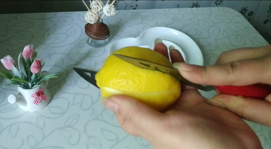Делаем не глубокий надрез вдоль лимона