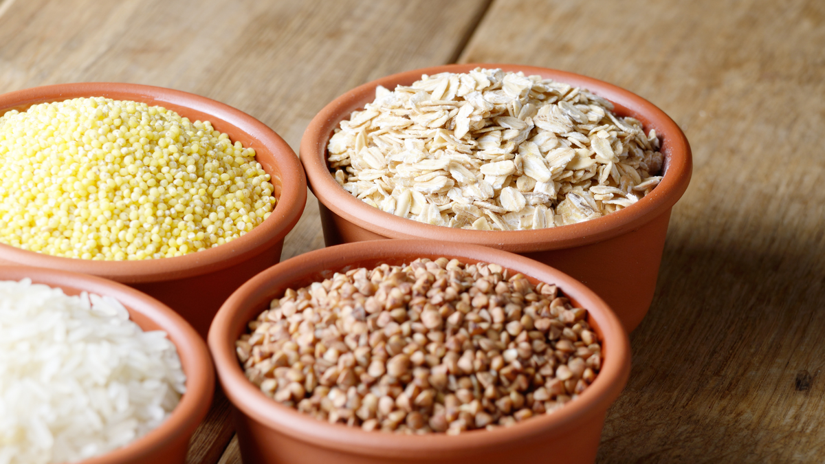 Готовьте кашу из разных круп,так собаки лучше едят.