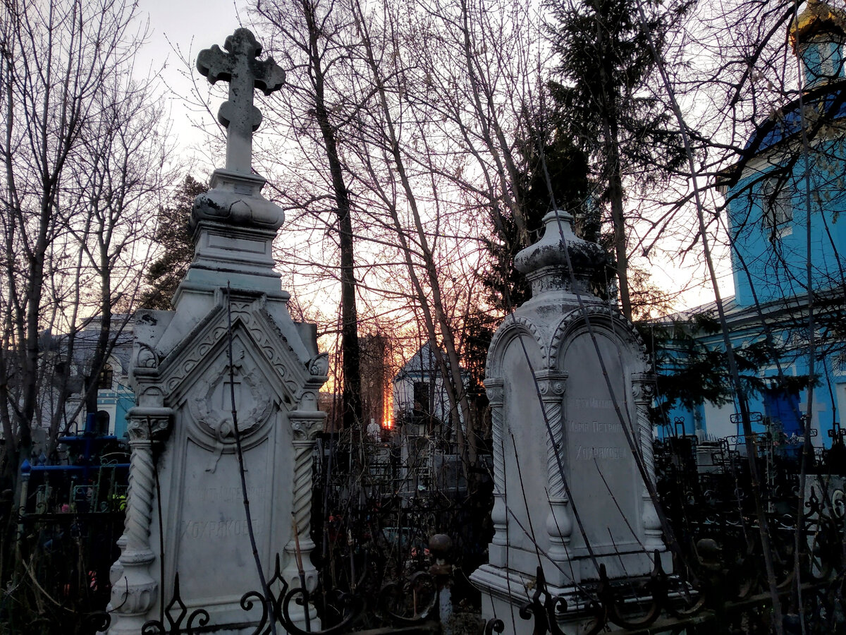 Фото Анны Санниковой. Арское кладбище города Казани. Причудливая архитектура старинных памятников.