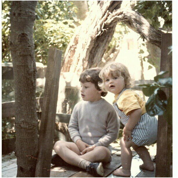 Маленькая Эмили осваивает азы тверка!