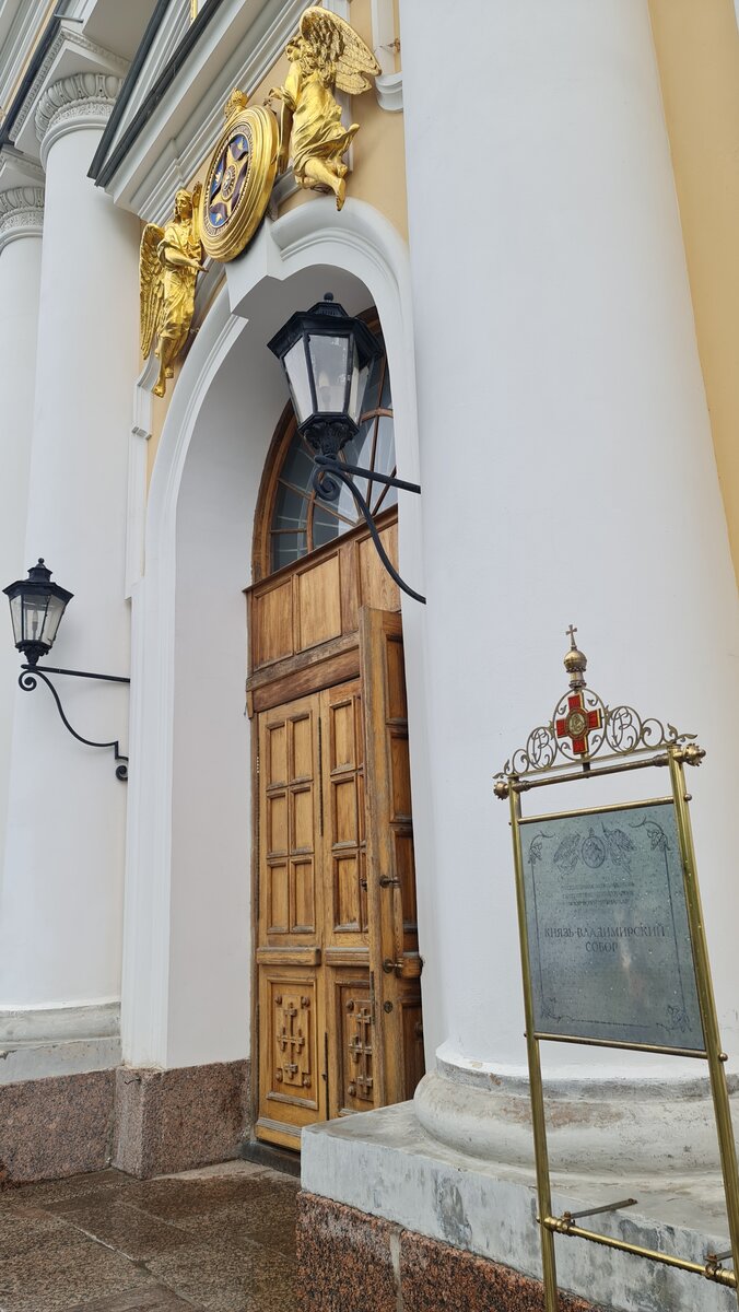 Главный вход в собор.