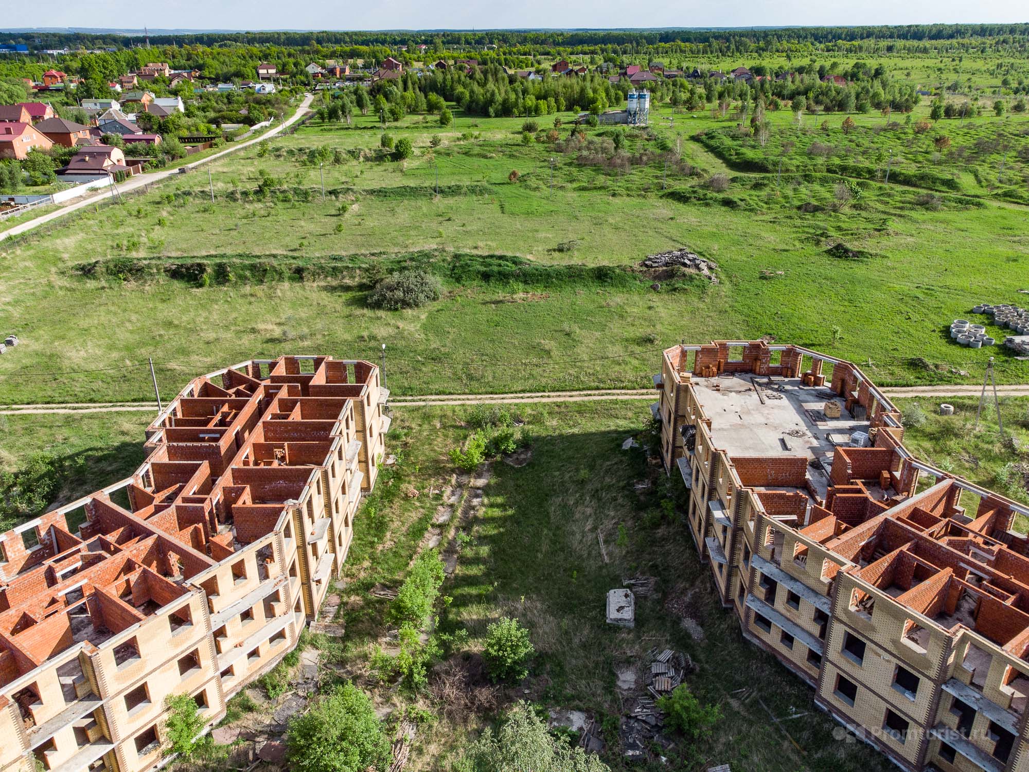 Люди повелись на низкие цены, купили квартиры. Но, это была мышеловка. Заброшенный посёлок крутых домов ???1