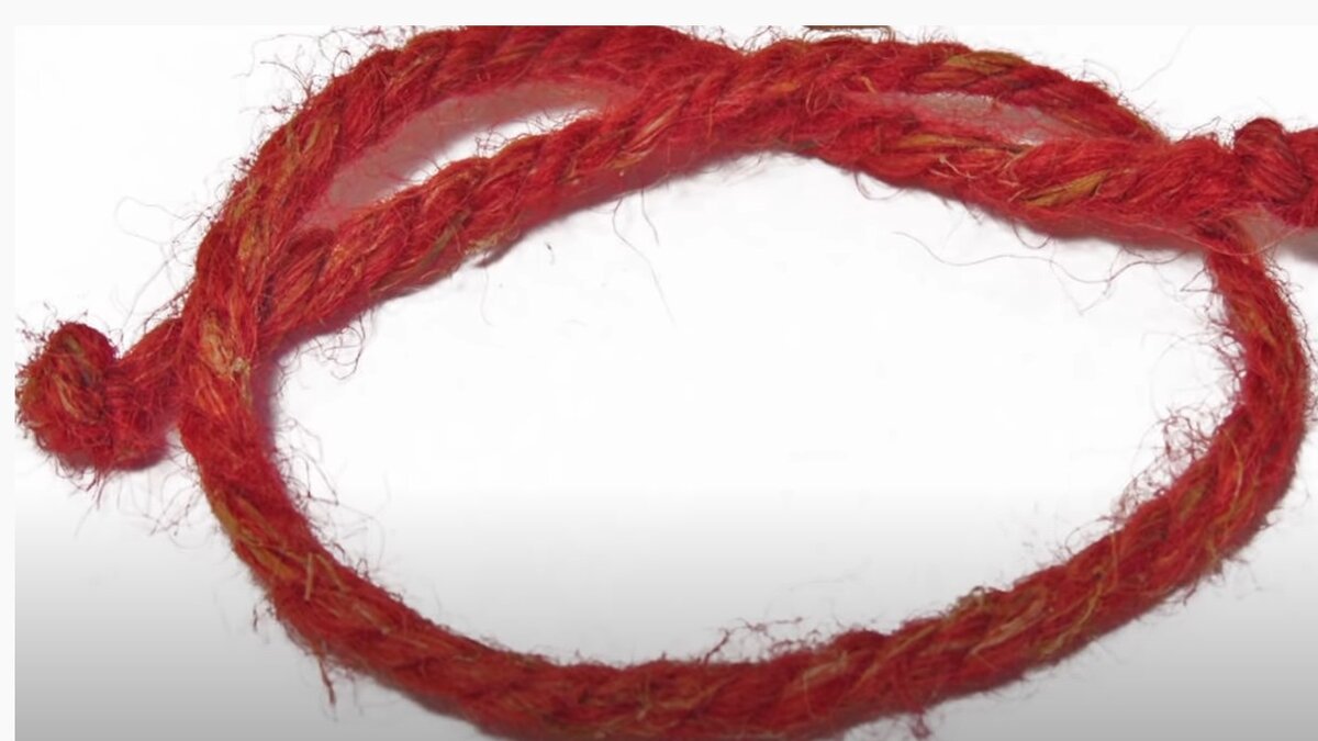 красная шерстяная нитка пряжа. красная шерстяная. красный шерстяной браслет. красный браслет оберег. красная шерстяная.