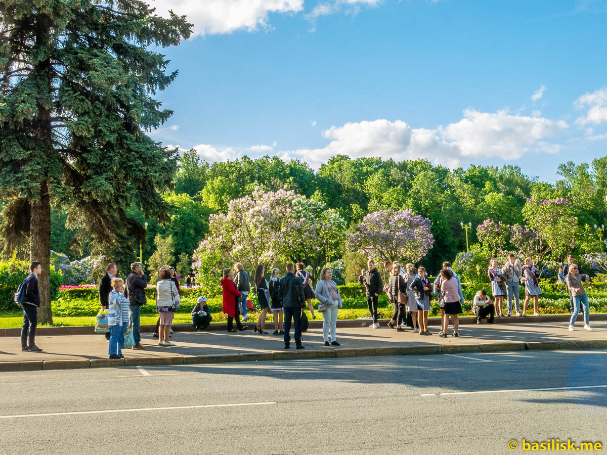 Выпускники школы гуляют на Воробьёвых горах. Москва. Май 2021.