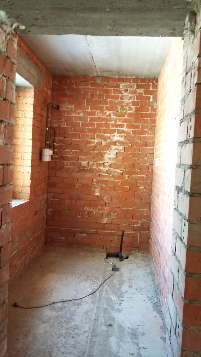 газ и вода и эл. щиток слева