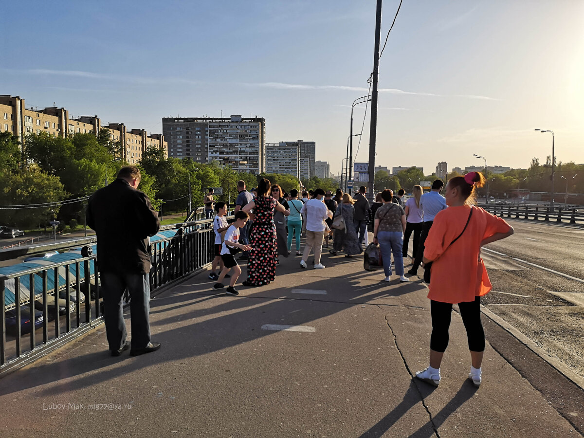 Сейчас народ есть, зачем-то рядом с лестницей на мост сделали автобусную остановку