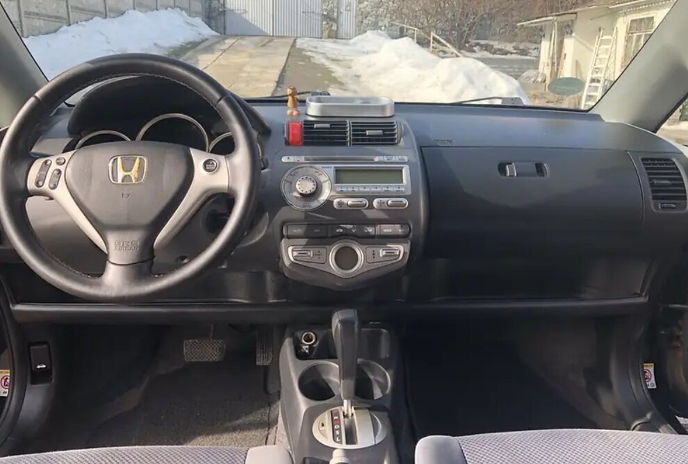 Передняя панель и сейчас смотрится современно, стильно.