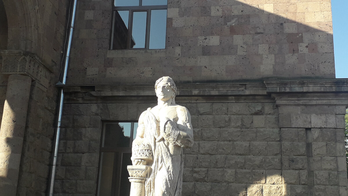 Эта статуя тоже Я. Похож?