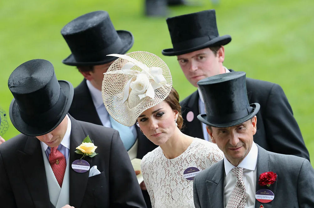 Какой имя носил чопорный придворный краб. Шляпы Кейт Миддлтон. Kate Middleton скачки. Шляпы на королевских скачках Роял аскот. Роял Эскот Уильям.