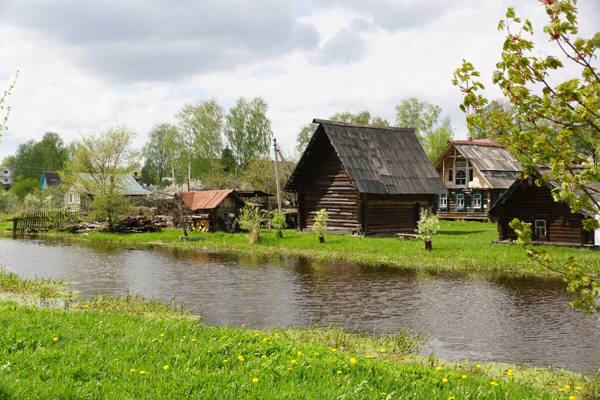 Вид на "Музей крестьянской архитектуры малых форм" со стороны Студёного ручья