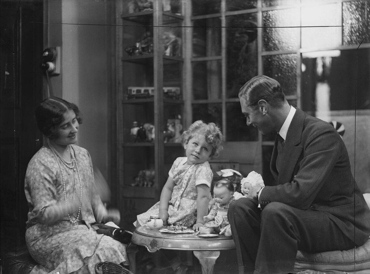 Маленькая Елизавета не могла правильно произнести свое имя, и выбрала себе детское прозвище "Лилибет"