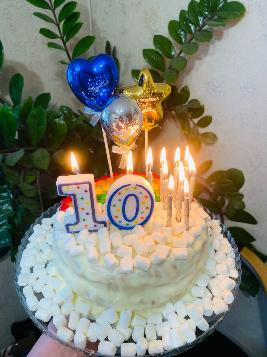 Прям с утра Ева задула свечи, предварительно загадав желание - в прямом эфире😁на связи с папой Антона 😁Классно все-таки, что сейчас можно в любой момент по видео-связи за тысячи километров общаться, как в живую🥰 