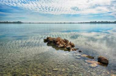 Мойнакское озеро - отличный вариант для гостей Крыма, которые во время летнего отдыха хотят укрепить свое здоровье. Уже несколько веков подряд на берег водоема приезжают люди, чтобы воспользоваться лечебными свойствами местной грязи. А красоту озера в своих трудах воспевали даже древнегреческие авторы.