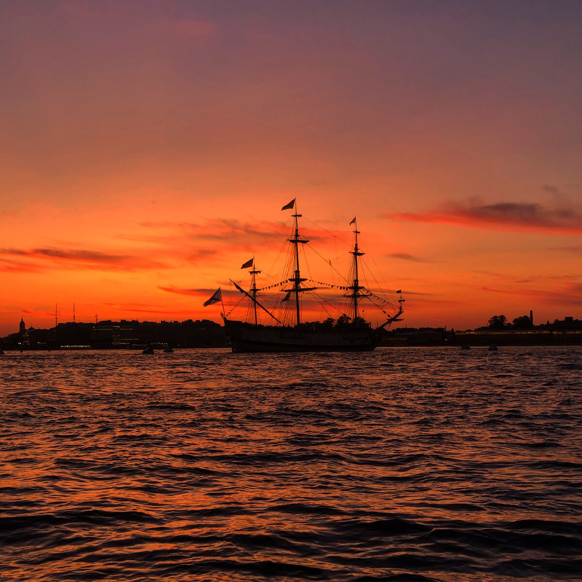 Чудесный город на Неве в лучах закатного солнца 