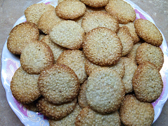 Тонкое хрустящее печенье с кунжутом