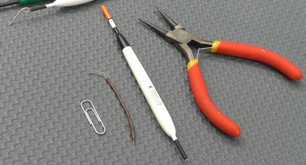 С помощью скрепки и изоляции от обычного мягкого провода делаем крепление