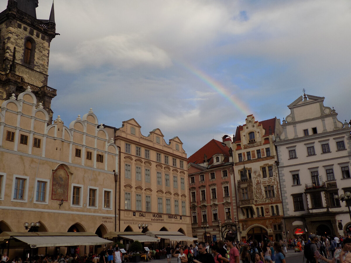 Текст не совсем про Чехию, но фоточки будут про нее. Радуга над Староместской площадью в Праге