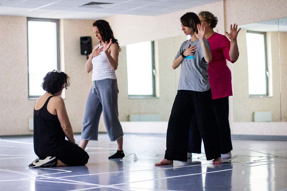 "Совместное проживание боли вместе с другими не освобождает нас от горя и страданий. Оно позволяет понять: "мы не одни в кромешной тьме".  Брене Браун (исследовательница уязвимости) 