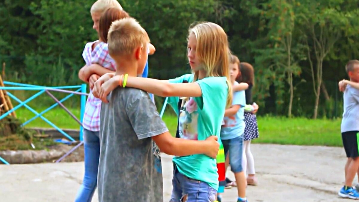 Первая любовь в лагере. Первый медляк на дискотеке.