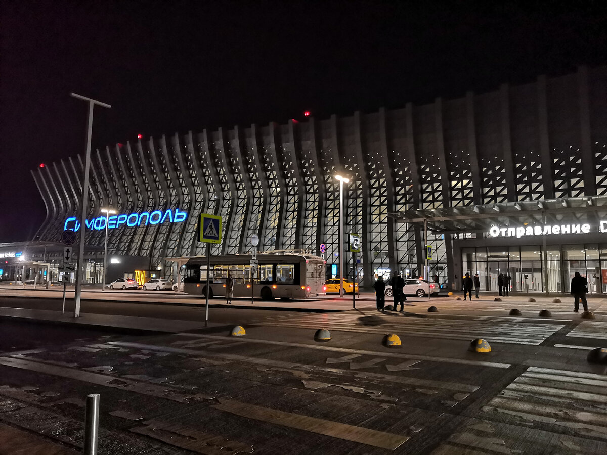 Кстати, в Симферополе от аэропорта в центр есть полупустой троллейбус за 20 рублей. Угадайте, сколько возьмут таксисты?