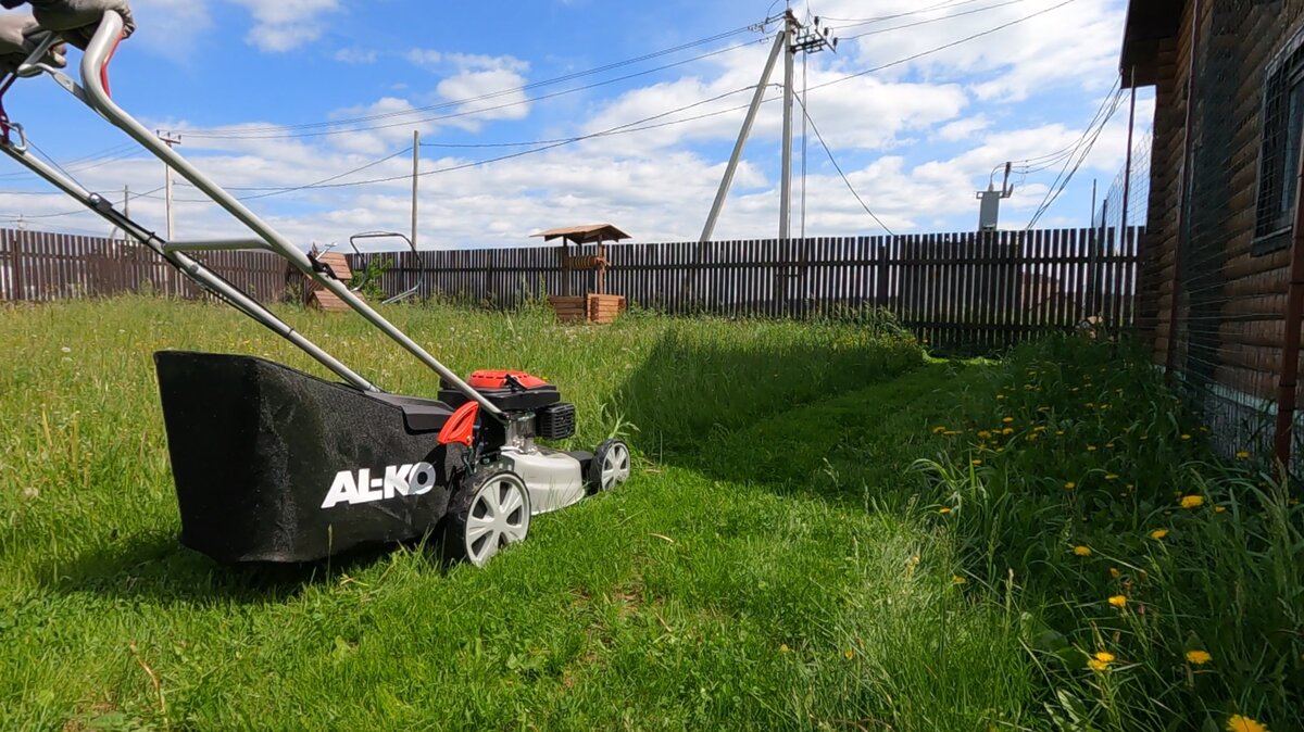 Вообще, эмоций очень много как от первого опыта работы с газонокосилкой, так и от получаемого результата 