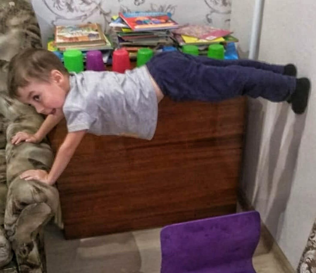 Фото из личного архива. Максим только начал ходить на гимнастику.