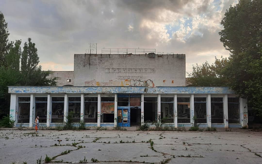 В галерее фотографии, на которых видно каким огромным заведением была гря