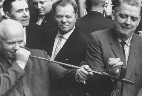 В попытке невежд решать вопросы сообща и заключается абсурдность не по-ленински, а по-хрущевски понимаемого тезиса о «коллективном разуме партии».