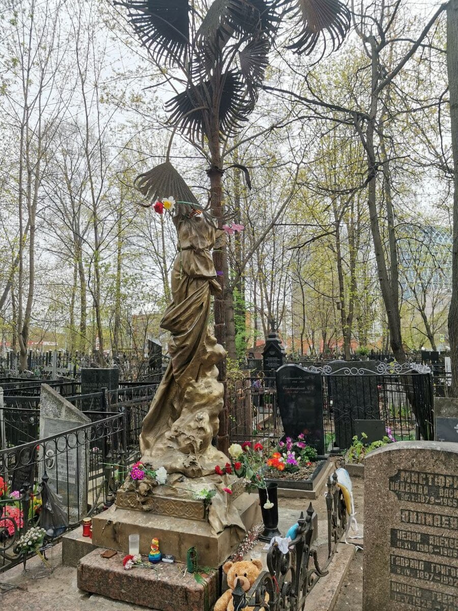 Памятник высоцкому на ваганьковском кладбище фото