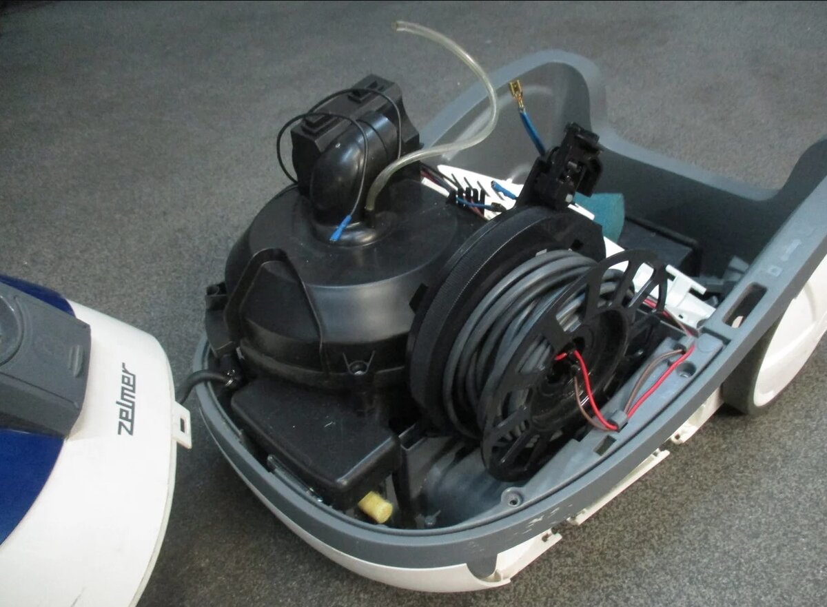 Без особых навыков и инструмента починить пылесос самостоятельно не получится, но всегда можно обратиться к квалифицированным специалистам Ленремонта.