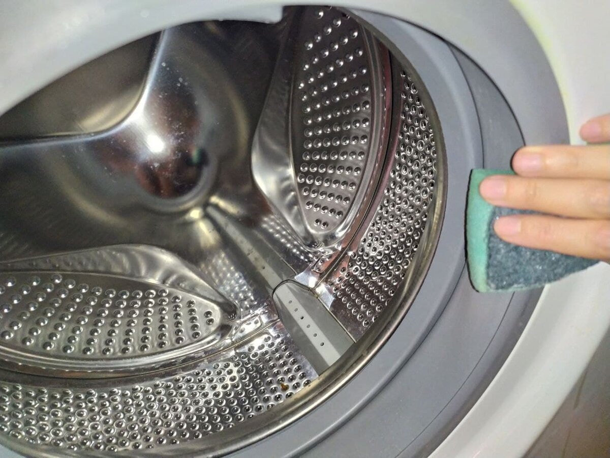 Стиральная машинка резинка на барабане. Средство для чистки резинки стиральной машины. Средство для очистки резинки в стиральной машине. Как почистить резинку в стиральной машине.