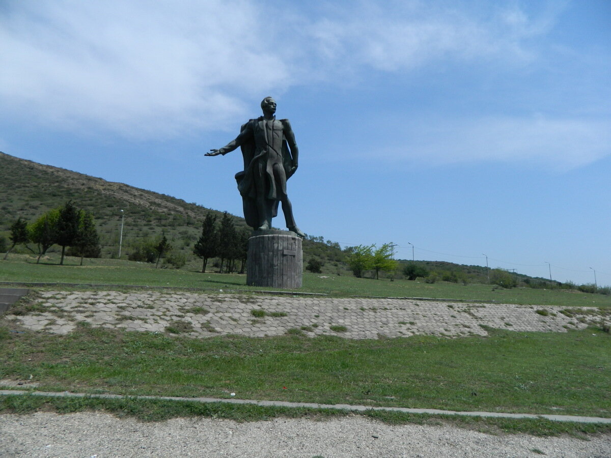 Памятник Лермонтову в Мцхете (Грузия).