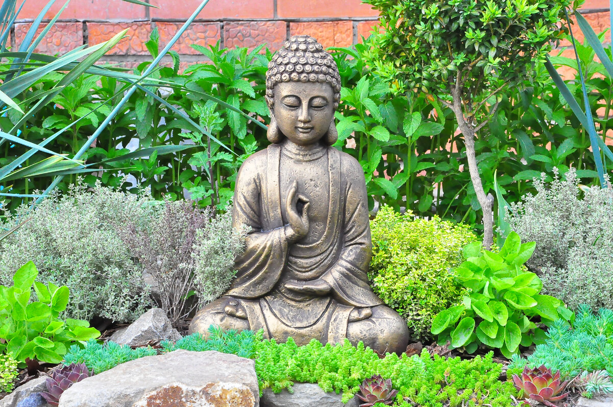 Фигурка Будды из бетона под бронзу