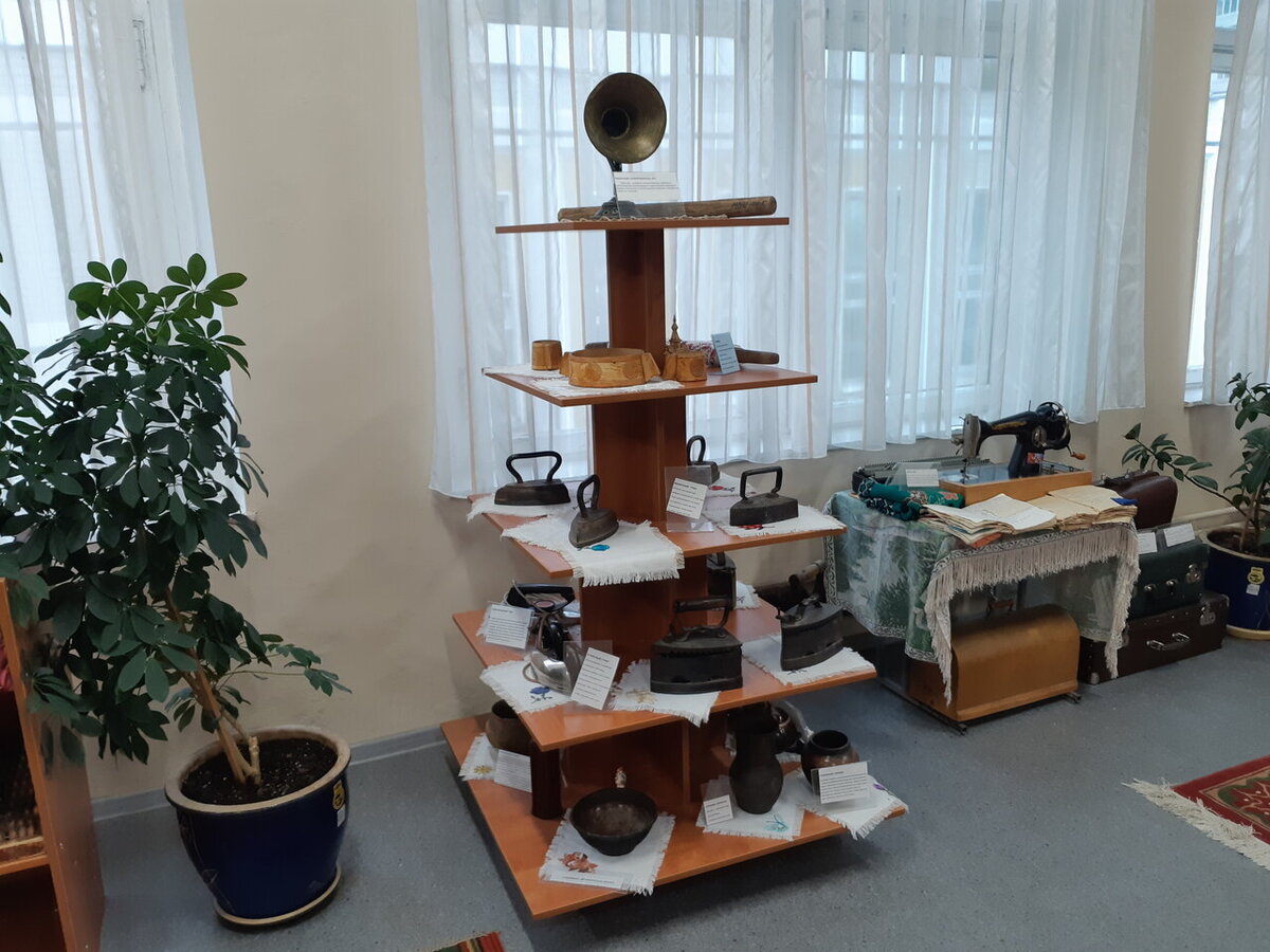 Утюги,  кухонная утварь, рубель.....