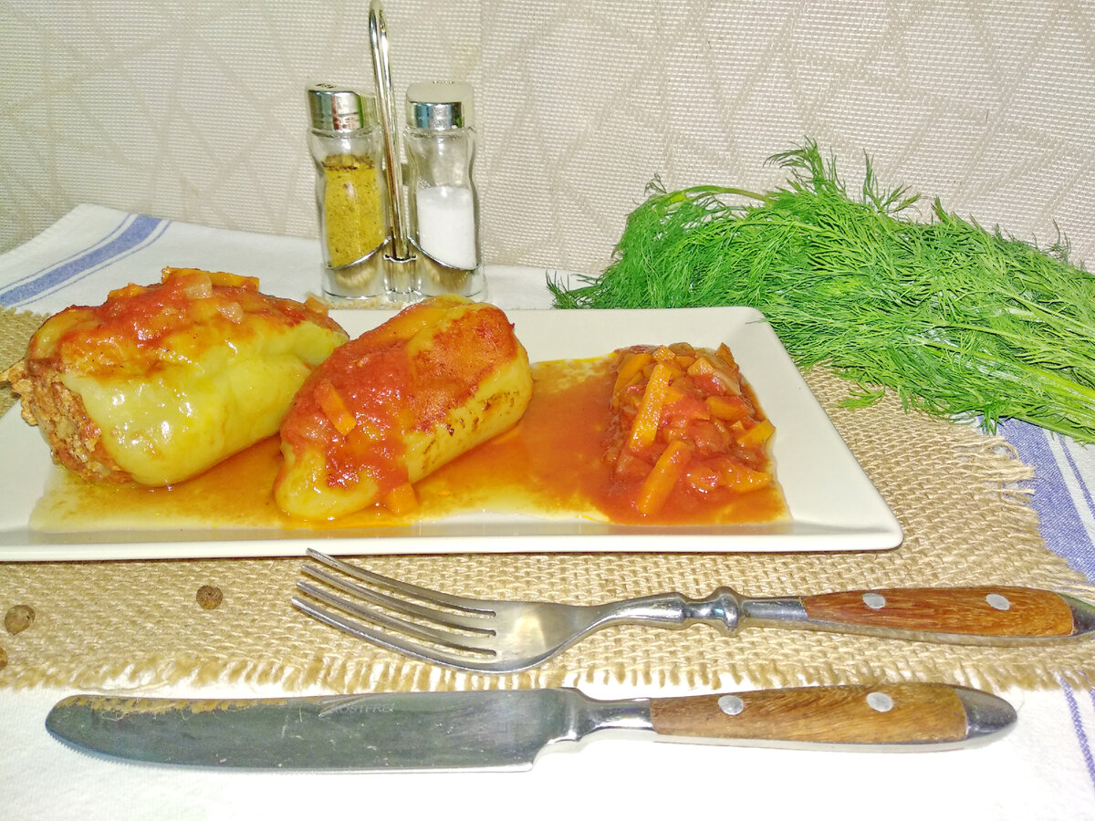 Фаршированный перец с гарниром и подливкой.
