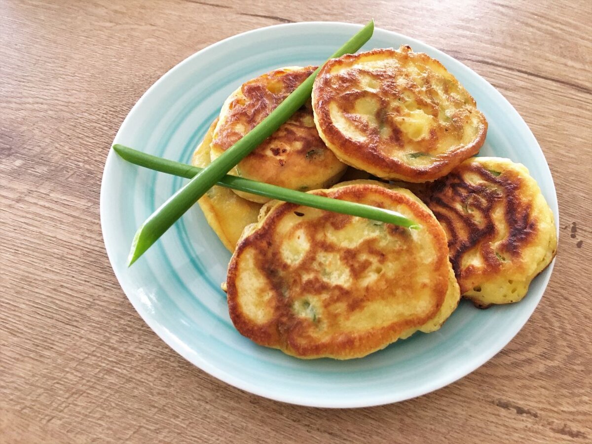 Оладьи с луком и яйцом, приготовленные на рисовой и кукурузной муке в соотношении 70/30