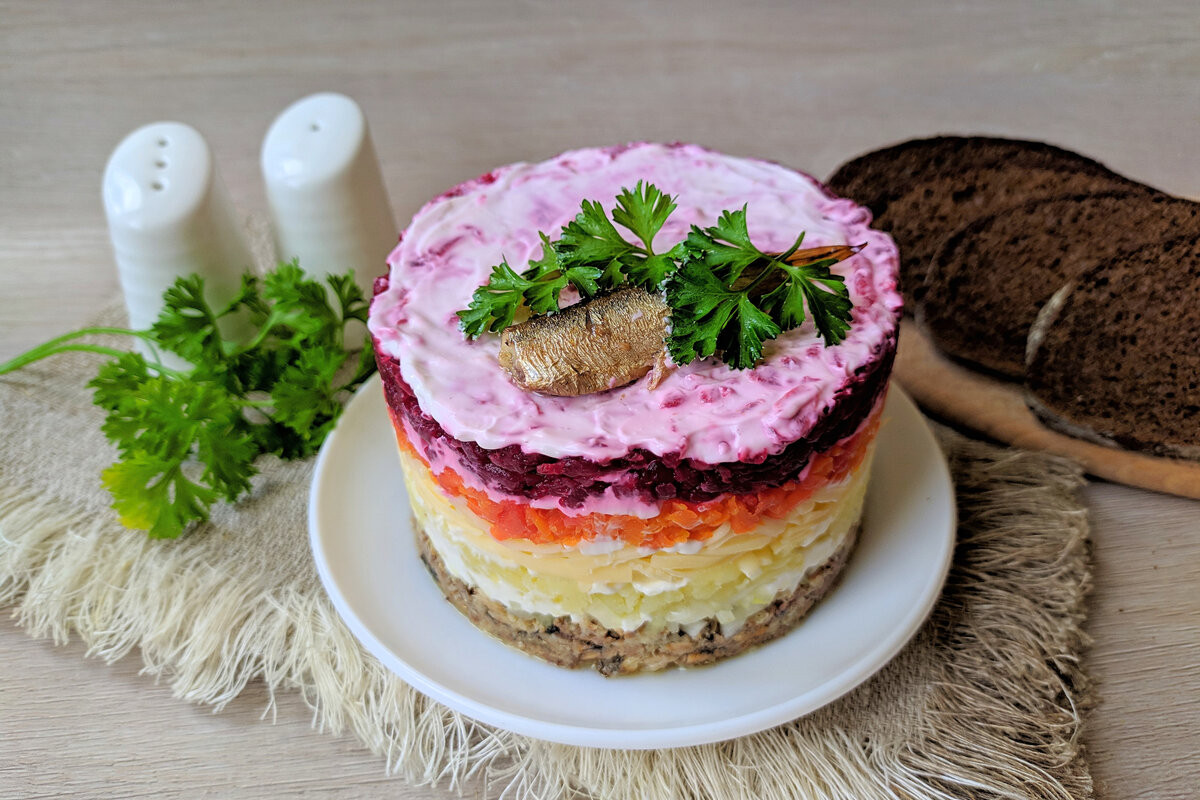 салат океан со шпротами слоями. салат шпротинка. шпротный салат слоеный. салат со шпротами. слоеный салат из шпротов.