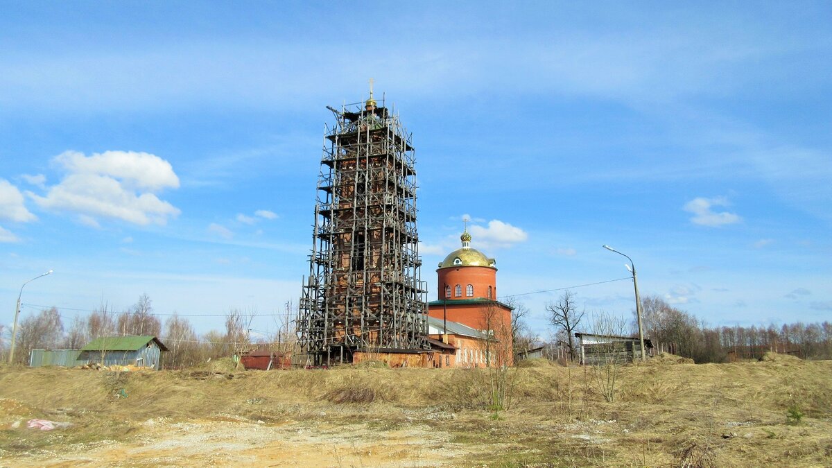  Троицкая церковь в Дрезне на бывшем погосте Десятая Пятница была возведена в 1849 году на средства прихожан и местных благотворителей.