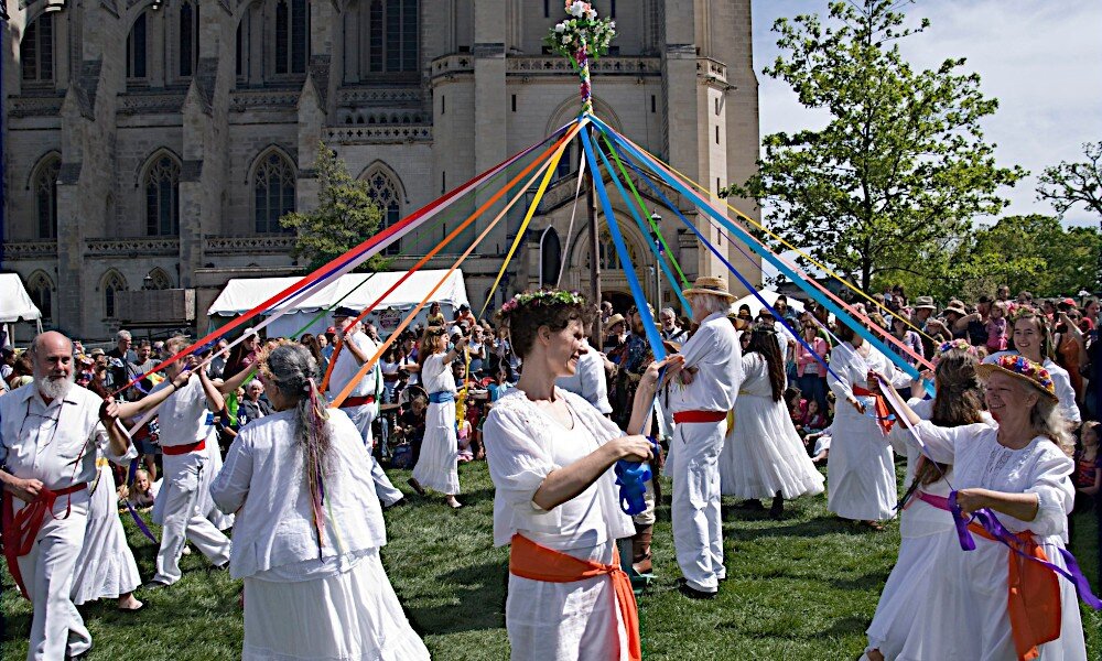 День англии фото. Майский праздник в Великобритании (May Day). Белтейн Майское дерево. Мэй Дэй праздник в Англии. Праздник Maypole в Великобритании.