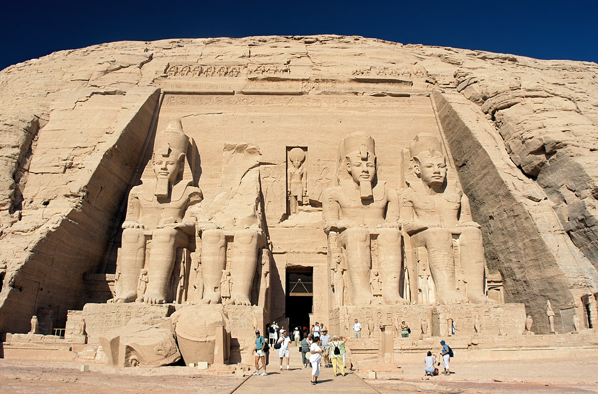 Храм был высечен в скале высотой 100 метров.