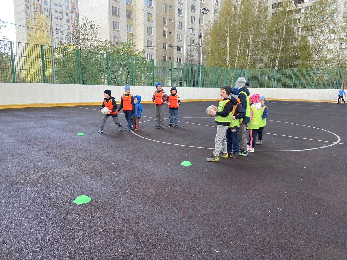 «Посещая спортивные мероприятия для всей семьи, мы не только уходим проблемы малоподвижности детей в современном мире из-за гаджетов, но и даем понять детям, что спорт- это увлекательно, полезно и весело. Самый лучший способ привлечь ребенка к активности- принять участие в спортивных играх вместе с ним. Личный пример- лучший помощник в воспитании».