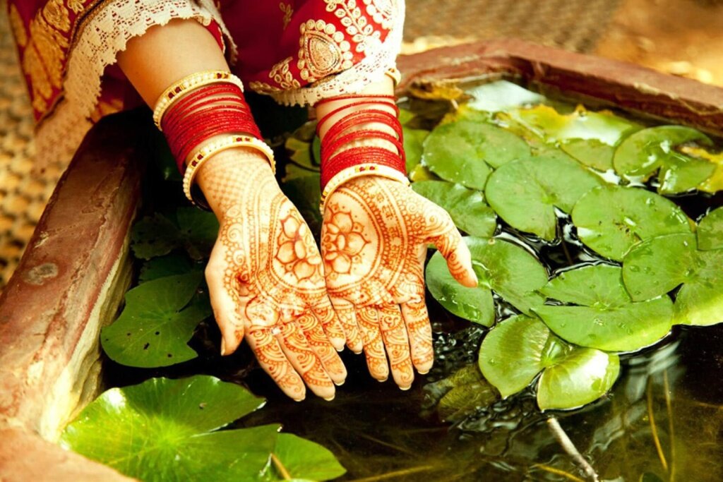 Жители Индии прибегают к традиционной аюрведической медицине для помощи в лечении всех заболеваний, от бесплодия до нарушения пищеварения. К счастью, сегодня комплементарная и альтернативная медицина становятся все более популярной, и аюрведа теперь доступна по всему миру.