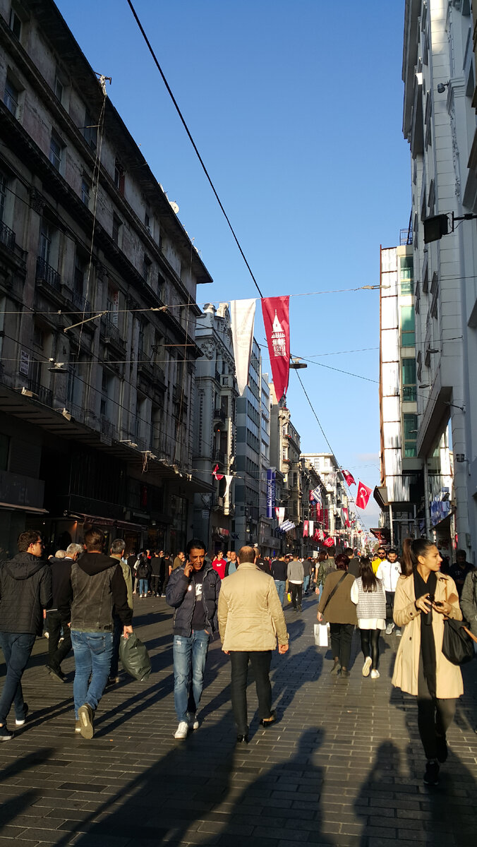 На Истикляль всегда многолюдно