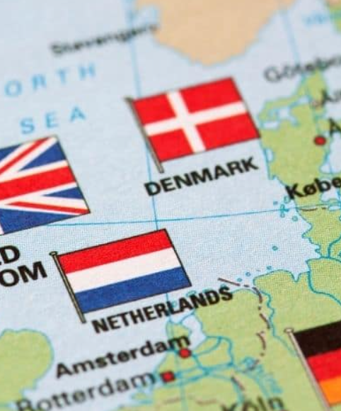 Фрагмент карты Европы с флагами Великобритании, Нидерландов, Дании и Германии (слева направо)