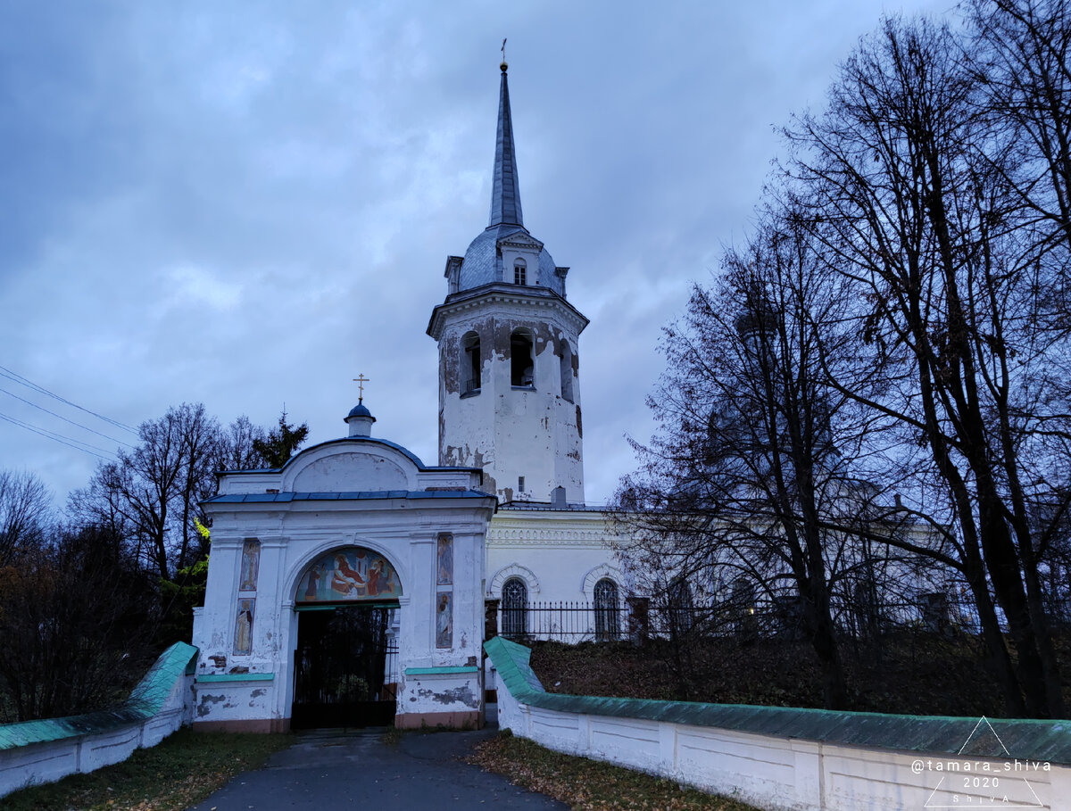 Ворота того самого Николо-Медведского монастыря, который существовал задолго до Новой Ладоги. На заднем плане действующий Храм Иоанна Богослова с приделом Рождества Богородицы.