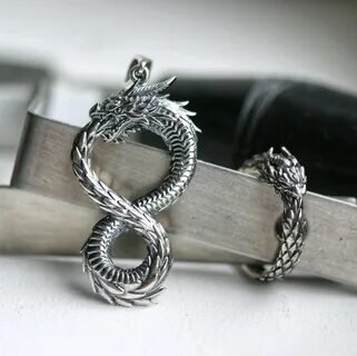 В украшениях знак Уробороса - это, в основном  кулоны, подвески и кольца.