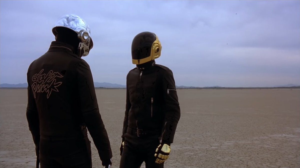 Пара гуманоидов-геев из музыкального ансамбля Daft Punk в своём прощальном друг с другом (и человечеством) видео клипе.
