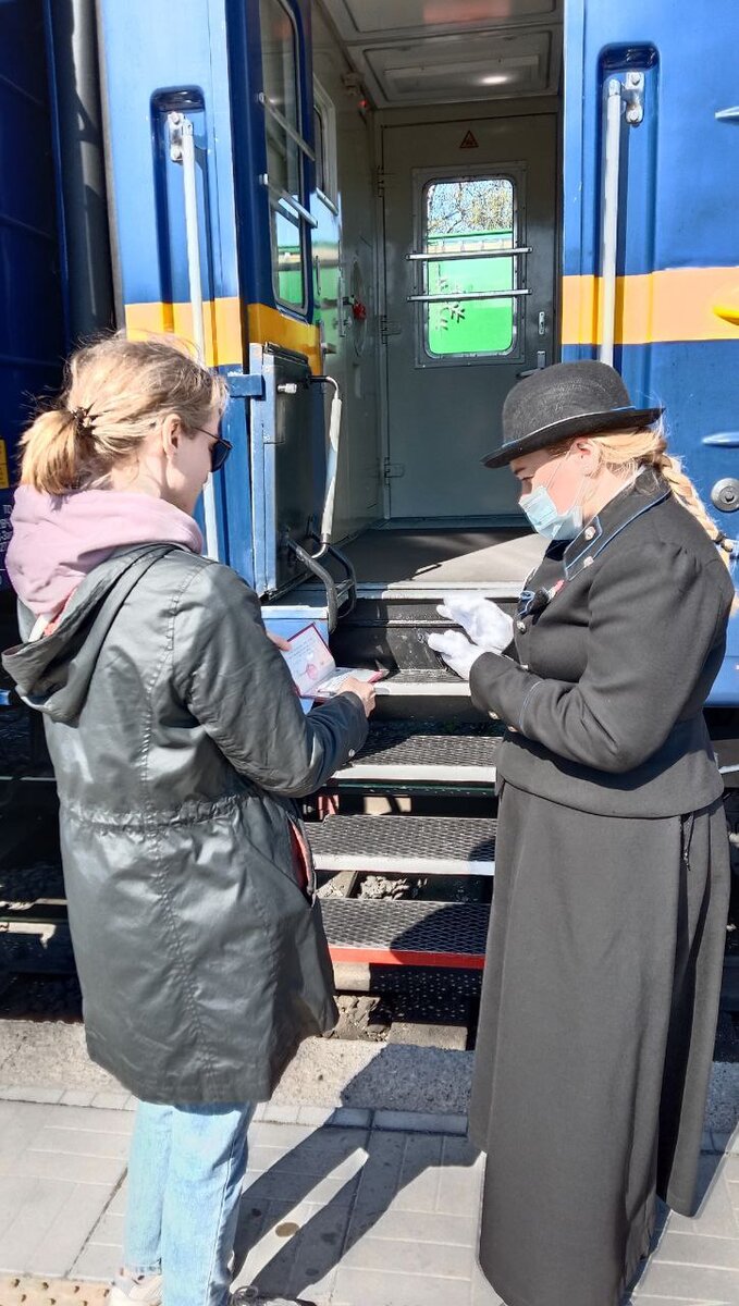 Ретро-поезд и проводник