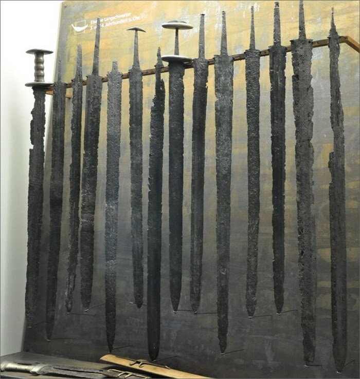 Мечи из Нидама. Почти все клинки римского производства, многие имеют ремесленные клейма. Музей археологии Шлезвиг-Гольштейна, Готторпский замок, Шлезвиг

